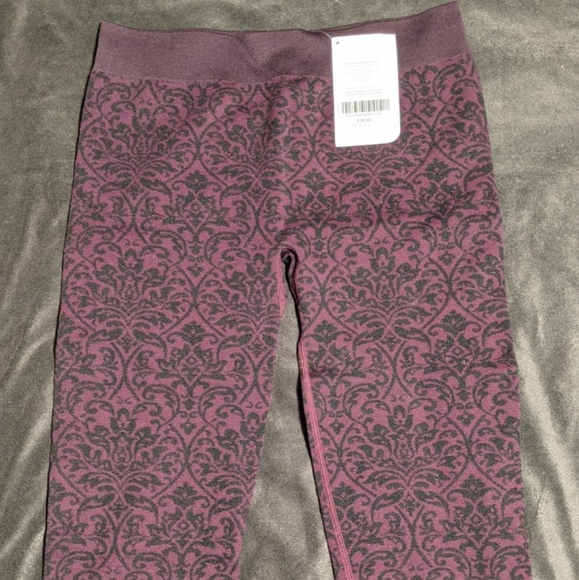 Fabletics Sebastian Midrise Capris tight - Picture 4 of 4